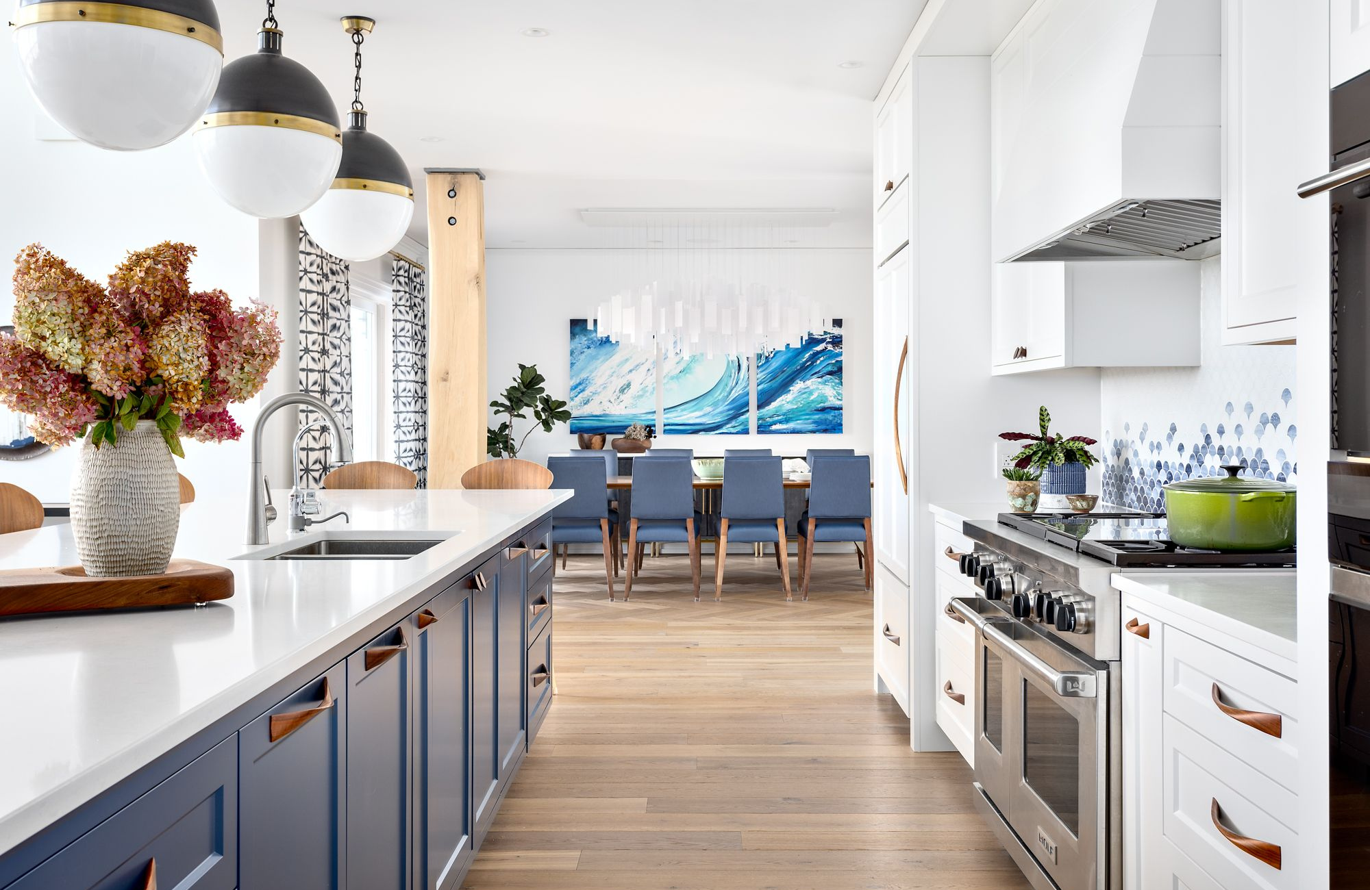 simply-home-decorating-springbrook-home-design-east-coast-meets-west-coast-contemporary-open-concept-kitchen-dining-room-white-navy-blue