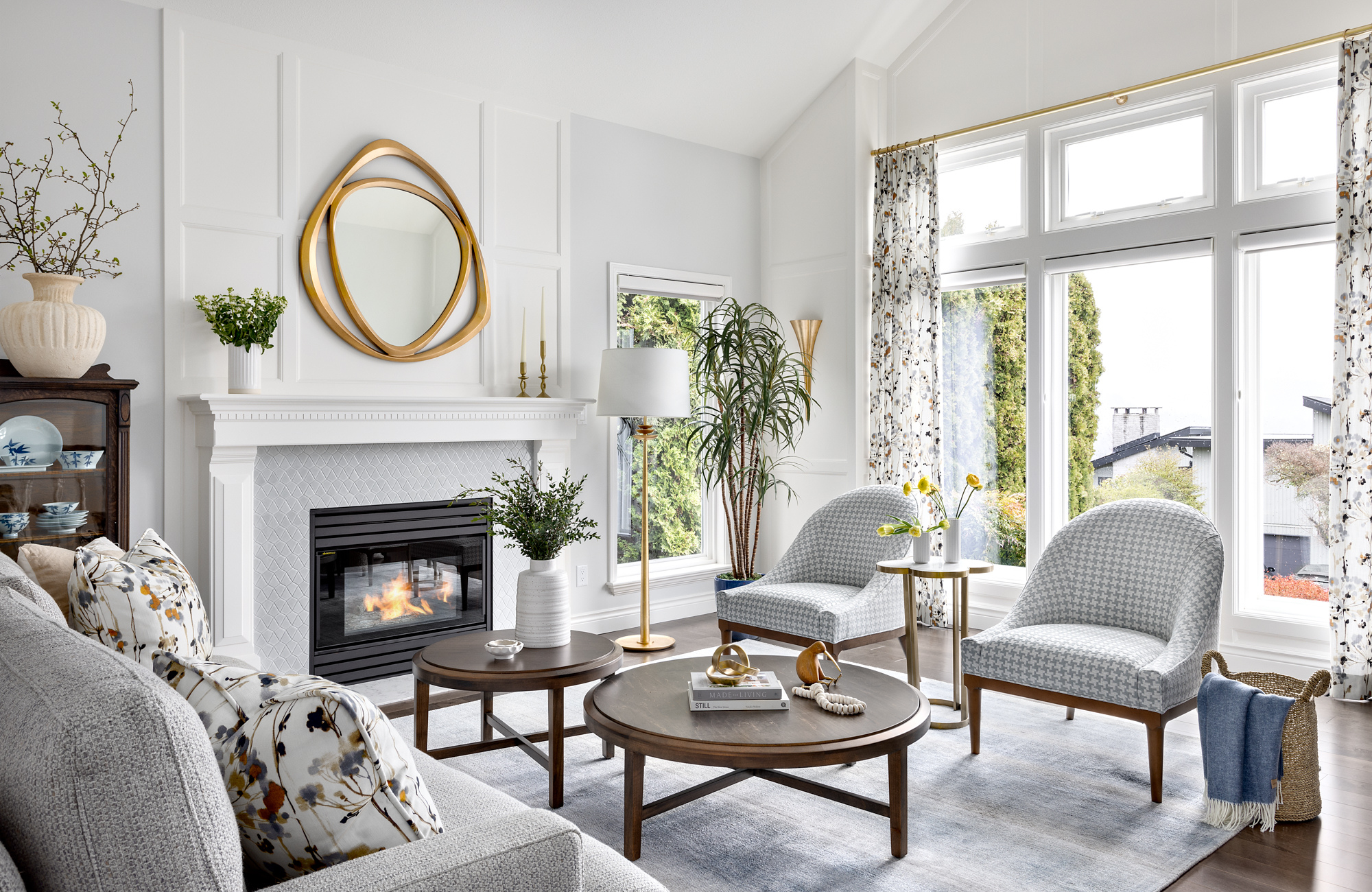 simply-home-decorating-lori-steeves-north-vancouver-interior-designer-transitional-fresh-living-room-timeless-furnishings